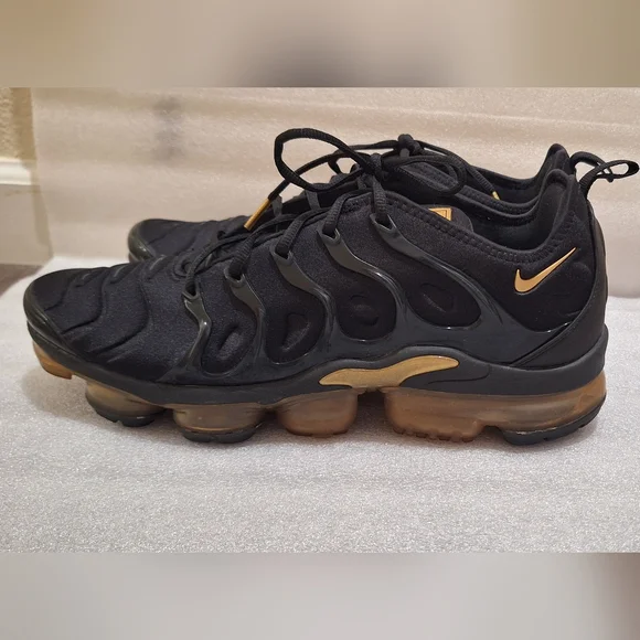Nike Black and Gold VaporMax Plus - Picture 4 of 7